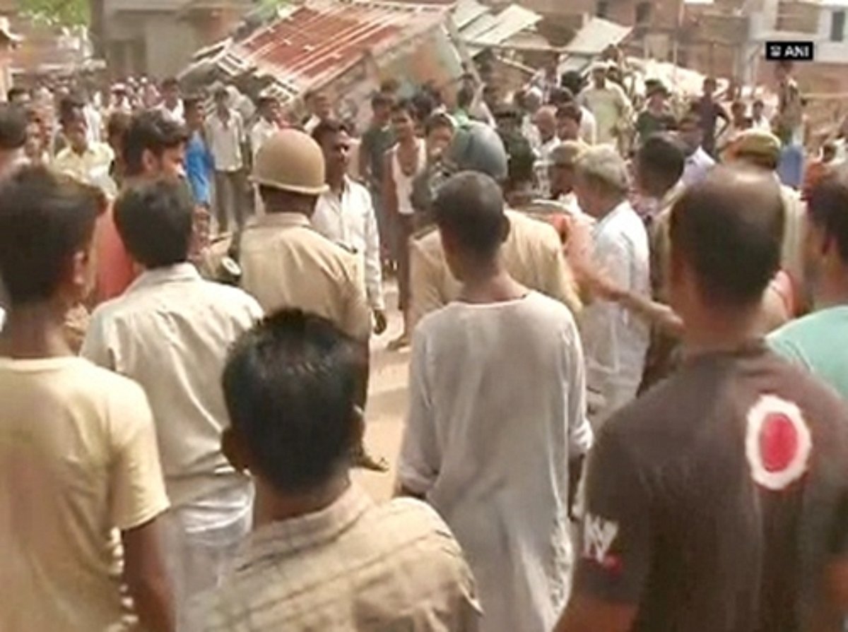 லக்னோவில் லாரி வீட்டின் மேல் மோதி விபத்து: 5 பேர் பலி, 4 பேர் காயம்